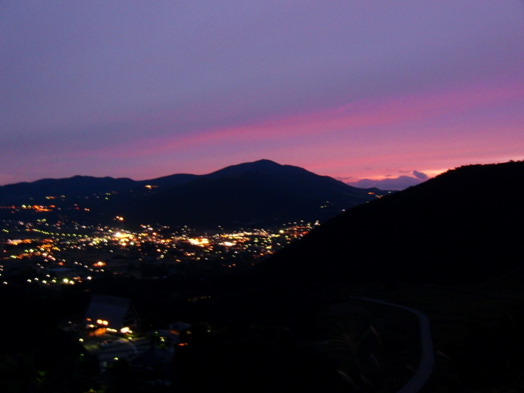 夕日の由布院盆地