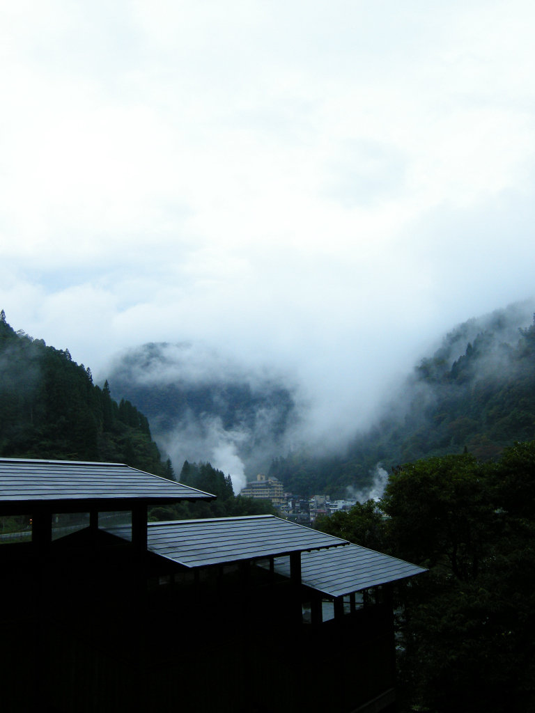 霧湧きて