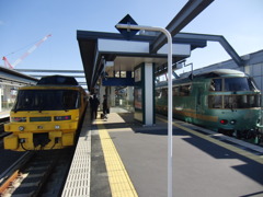 大分駅 に並ぶ「ゆふＤＸ」と「ゆふいんの森」