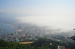 朝霧煙る函館