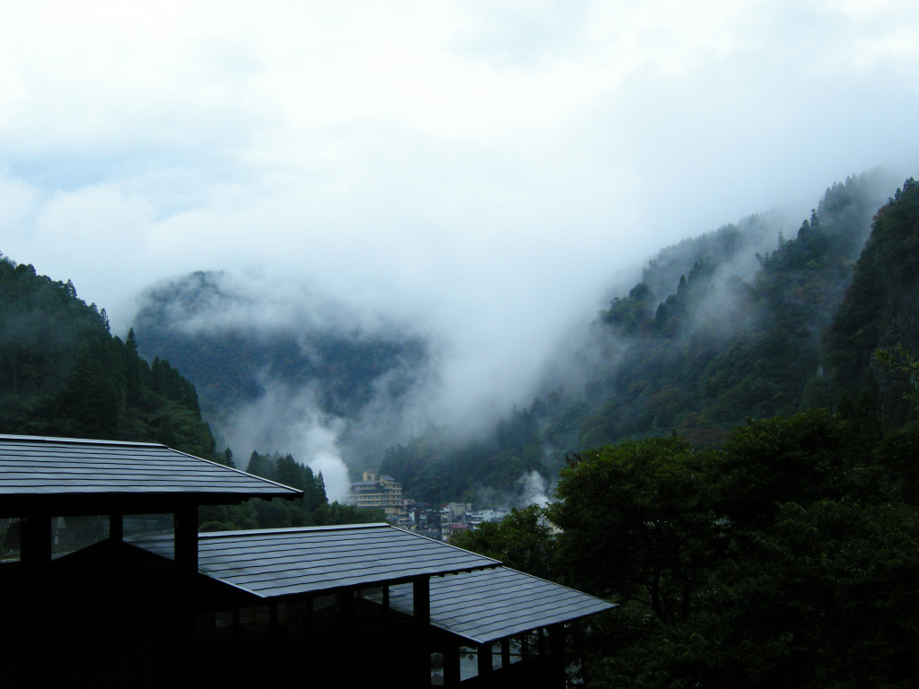 霧湧きて杖立の山々