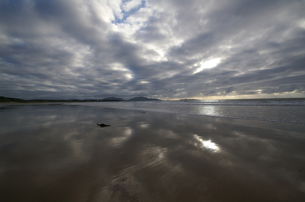 砂浜と鱗雲