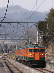 115系と春霞の山