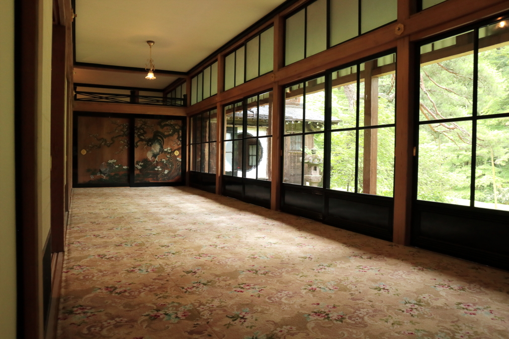 光差す広間