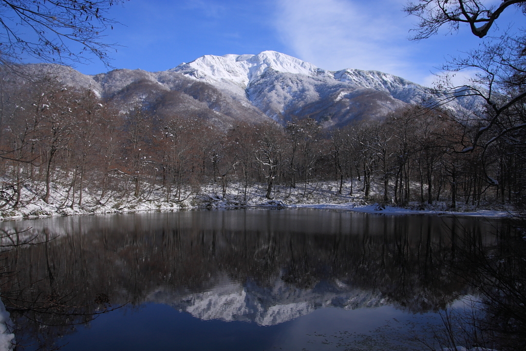 霊峰白山の雪化粧（刈込池より）