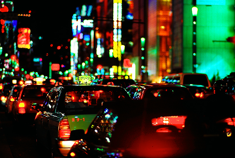 眠らない街