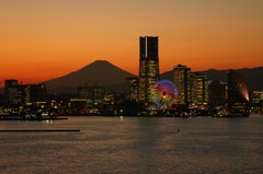 MM21夜景と夕映えの富士山