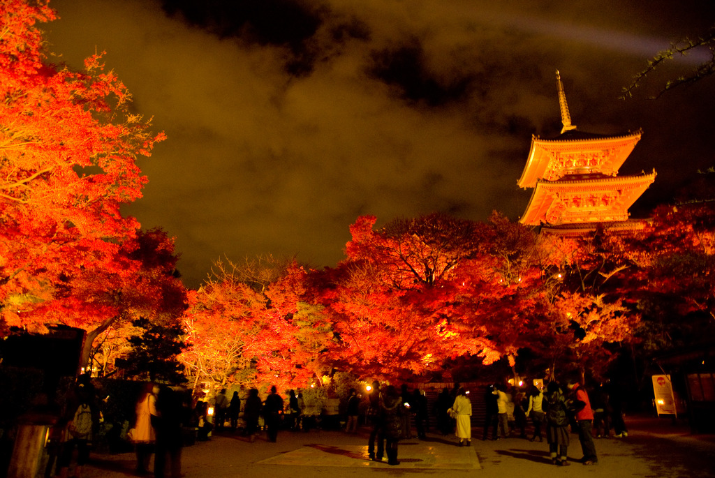 清水寺 紅葉と三重塔