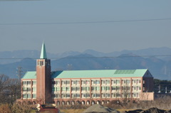 秩父連山と校舎