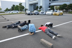 車の写真を撮る人々