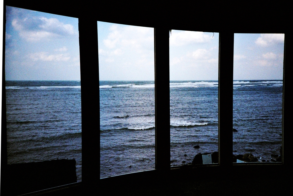 UFO屋敷から眺める海　-LOMO  LC-A-