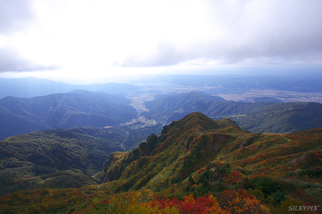 秋色に染まる八海山