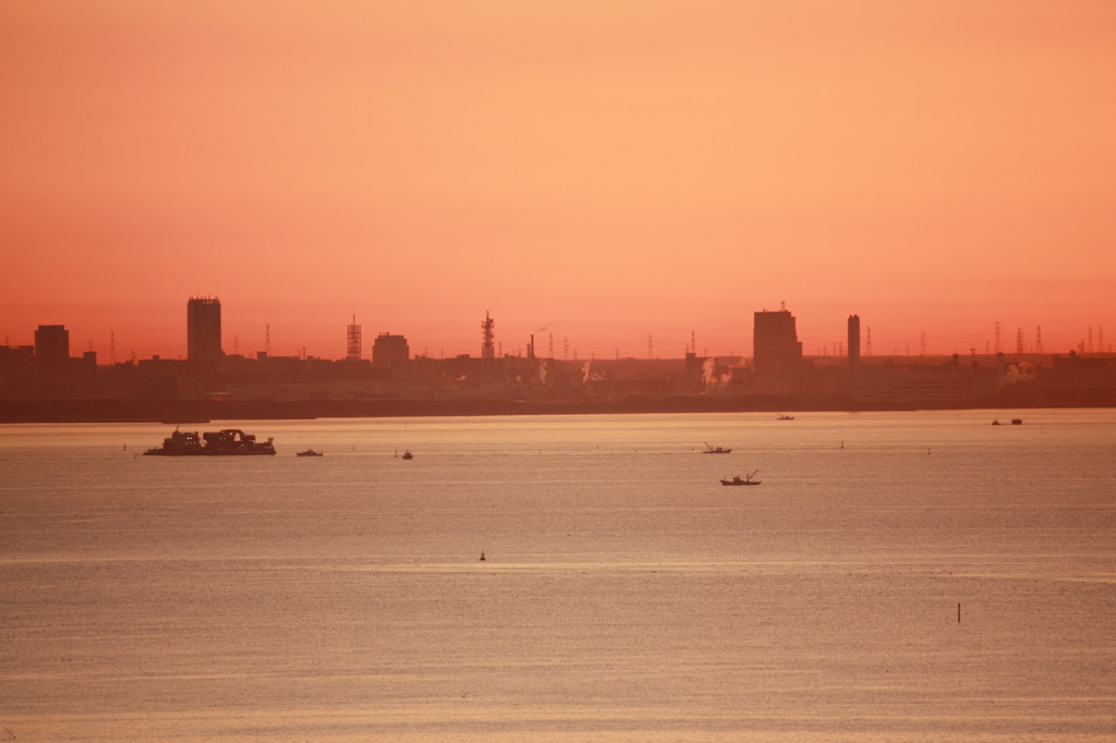 朝、海の町並み