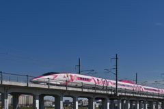 秋晴れを行くハローキティ新幹線