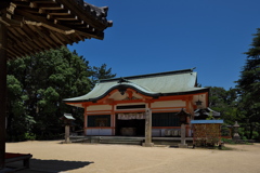 梅雨晴れの住吉神社（拝殿）