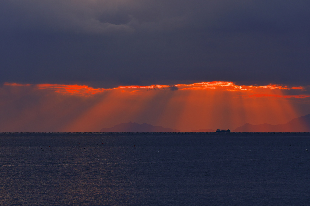 冬の播磨灘に沈む夕日１４（薄明光線）