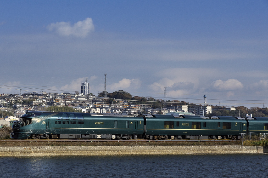 昼下がりの線路沿い溜池にて２