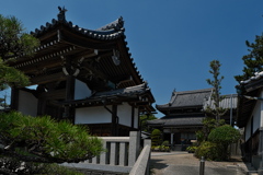 薬師院にて１（山門、本堂）