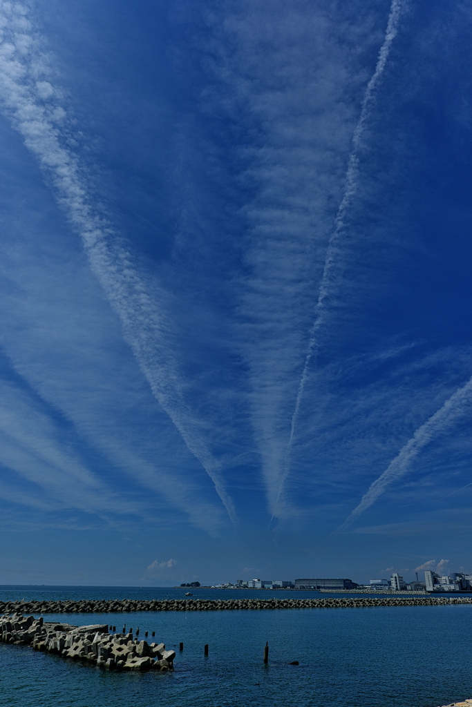 播磨灘上のヒコーキ雲