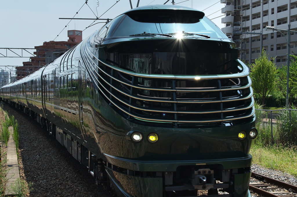 瑞風（みずかぜ）が行く（大久保駅にて）