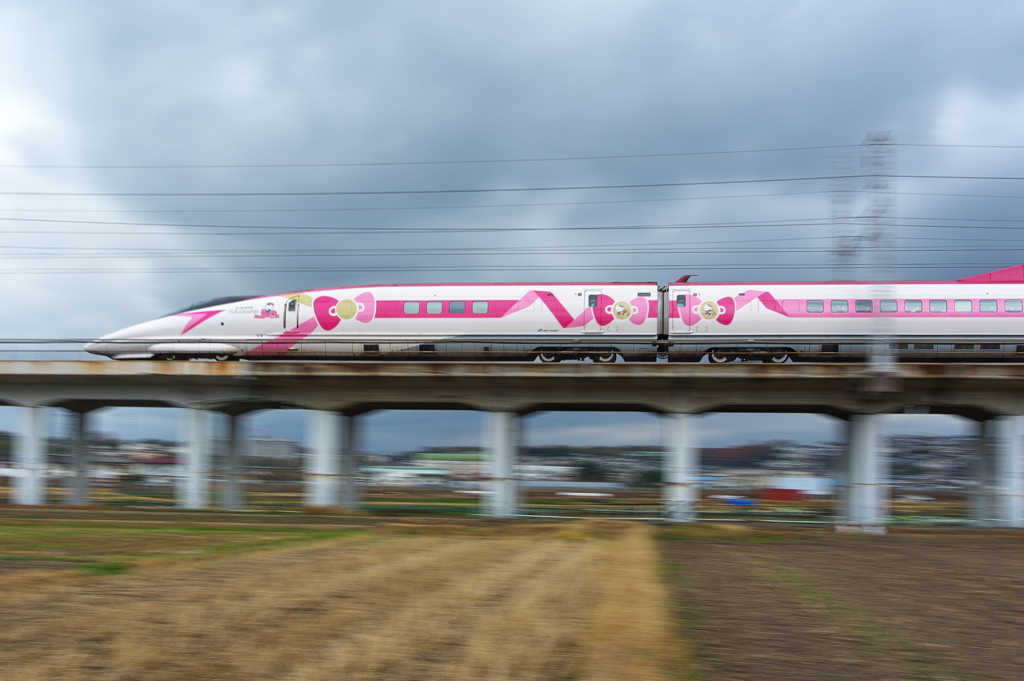 ハローキティ新幹線の流し撮り