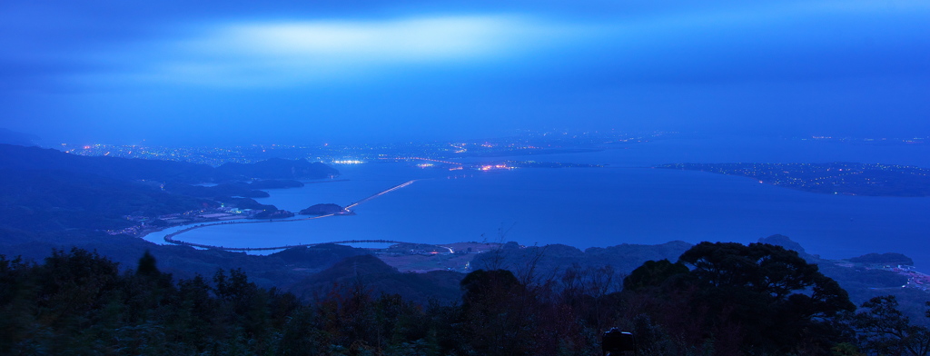 中海（なかうみ）の夜明け