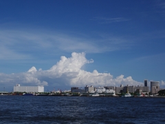 港神戸の風景６（夏雲）