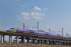 寒空を行くエヴァデザイン新幹線