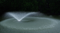 雨の中の噴水