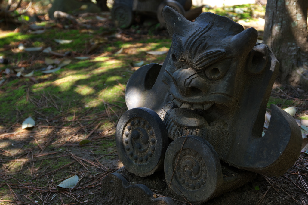 神社の鬼瓦（おにがわら）