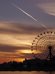 ヒコーキ雲と観覧車