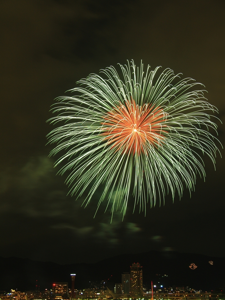 花火（こうべ海上花火）