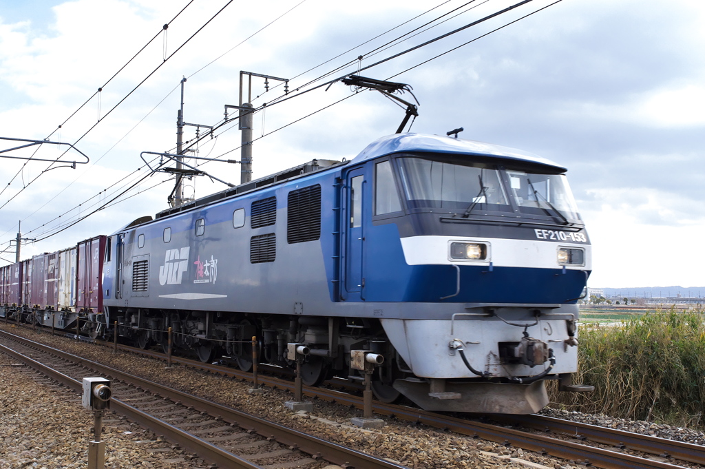 冬空を行く電気機関車（ＥＦ２１０形桃太郎）