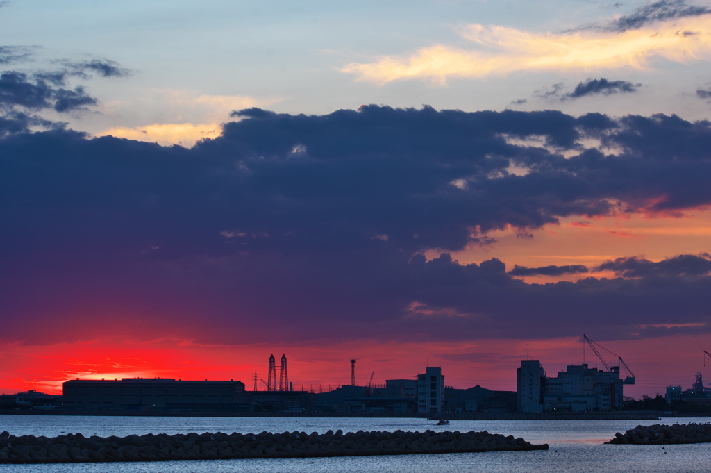 初秋の人工島に沈む夕日