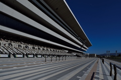 京都競馬場にて１（スタンド）