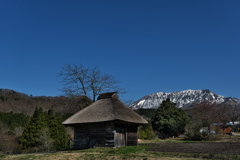 御机（みづくえ）の茅葺小屋２