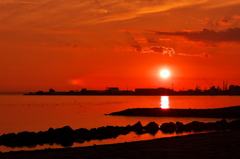 播磨灘の人工島に沈む夕日