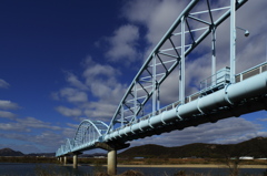 セルリアンブルーの水管橋