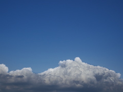 白い雲と青い空