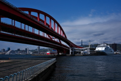 神戸大橋とクルーズ船シルバーウィスパー１