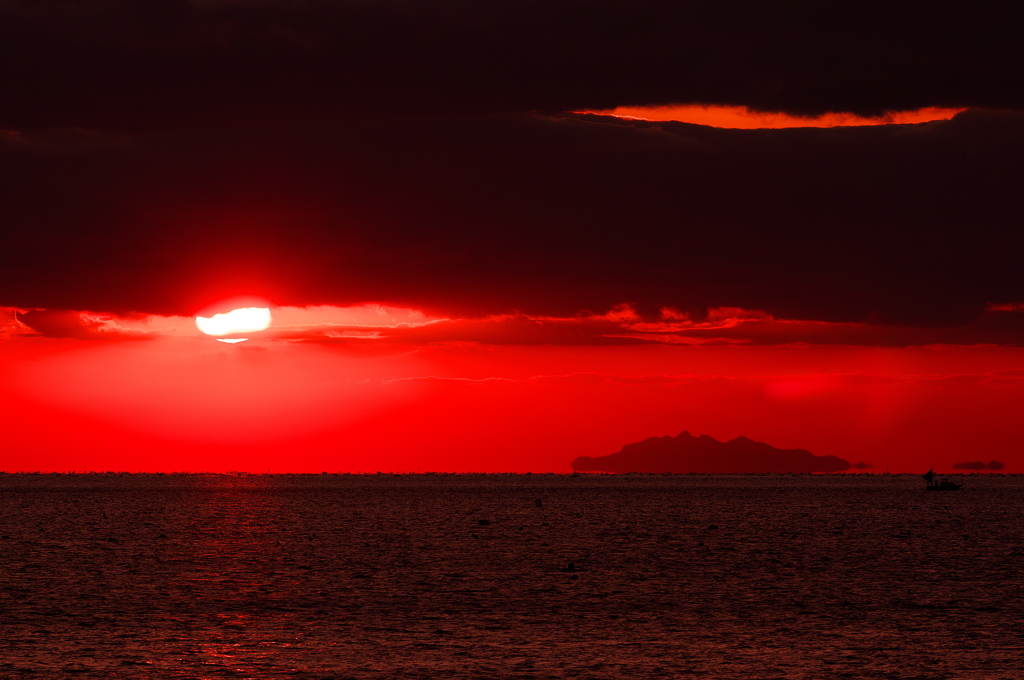 年の瀬の播磨灘に沈む夕日２（小豆島）