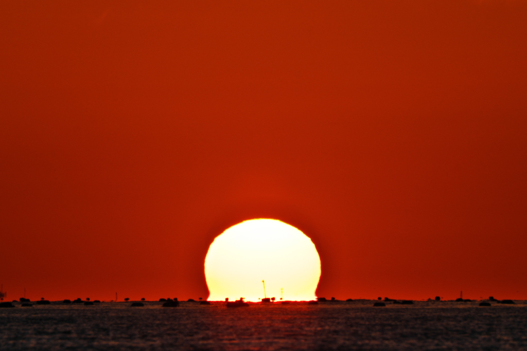 初冬の播磨灘の夕景６（だるま夕日）