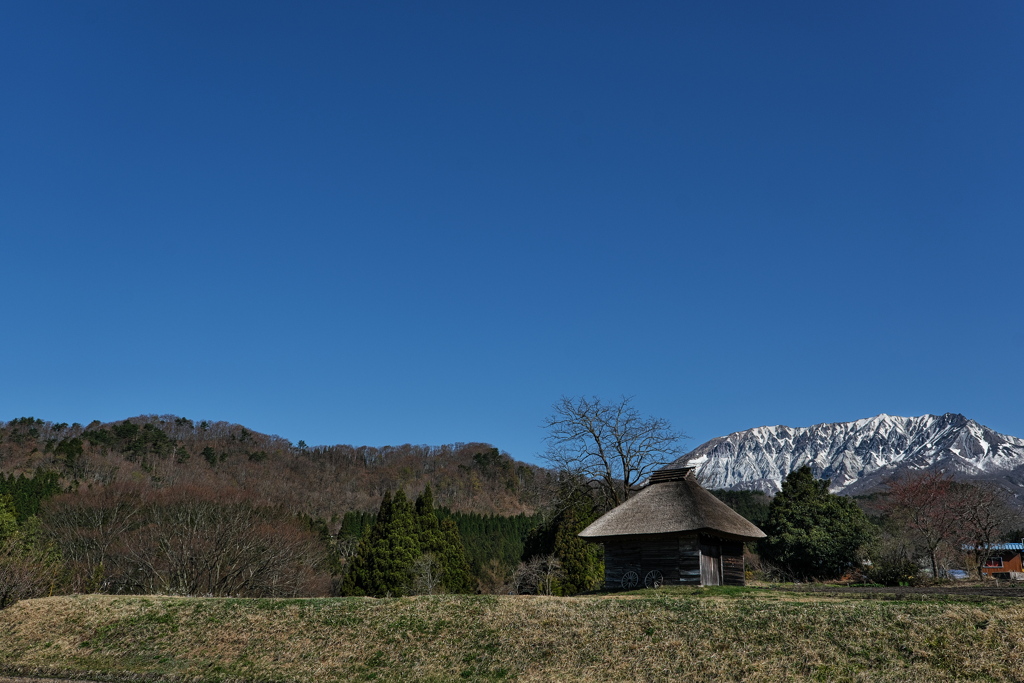 御机（みづくえ）の茅葺小屋１