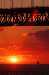 明石海峡大橋と夕日３