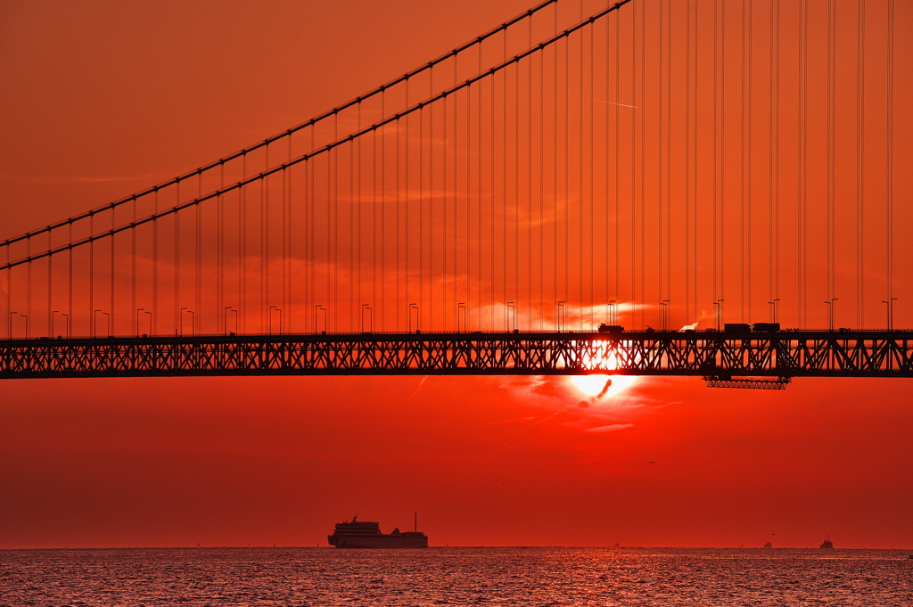 明石海峡大橋に陽が沈む２