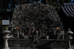 新春の薬師院（供養塔）