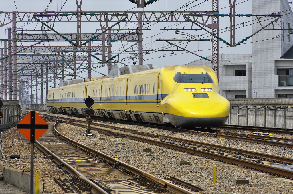 ドクターイエローとの遭遇３５（西明石駅通過）