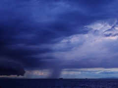 みなと神戸の黄昏（暗雲）