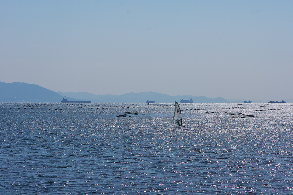 浜の散歩道で出会ったひとこま(ウインドサーフィン）