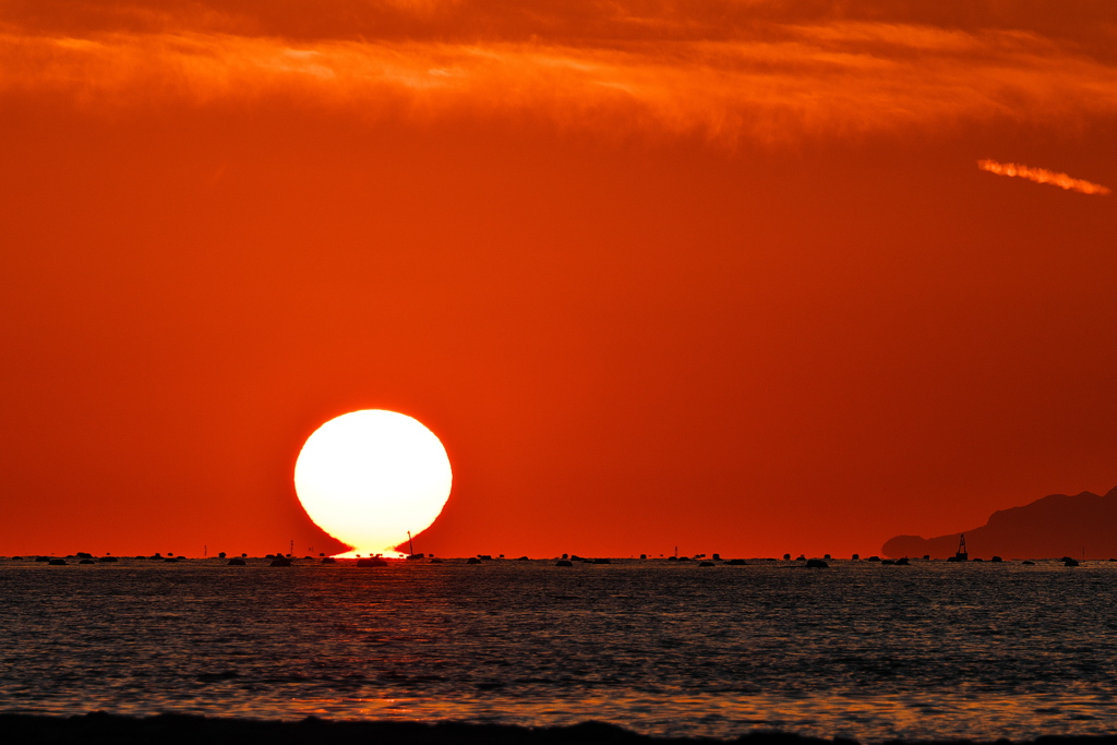 初冬の播磨灘の夕景５（だるま夕日）